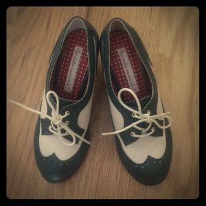 Hunter green and white heeled oxford brogues